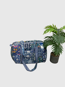 Bolsa de Viaje Tipo Duffel con Parches Florales Azul Índigo, Cierre de Cremallera, Gran Capacidad, Bolsa de Fin de Semana Textil - Product Image 2