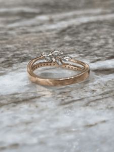 Bague de mariage de luxe pour femme en or blanc avec diamant de laboratoire 0,41 ct taille marquise, sertie en grappe avec bande croisée et pavé - Product Image 4