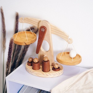 Superbe jouet balance en bois avec poids ronds, design minimaliste, type sur pied, organisateur de rangement pour enfants - Product Image 6