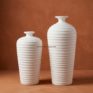 Vase de sol Pilin S blanc uni en terre cuite rustique côtelée, pot haut en argile artisanale, urne décorative en grès, vente en gros - Product Image 2