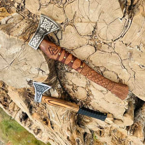 Hacha Decorativa de Estilo Vikingo de Grado Industrial con Cabeza con Patrón Nórdico, Hoja de Acero al Carbono, Mango de Madera Envolvente y Aspecto Rústico - Product Image 2