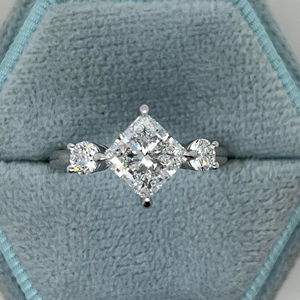 Bague de fiançailles en or blanc avec trois diamants de laboratoire taille princesse de 2,50 carats - Product Image 6