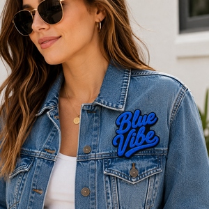 Badge brodé personnalisé de luxe en chenille avec logo lettre bleue pour vestes universitaires, vêtements en jean et streetwear - Product Image 3