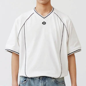 Camiseta Deportiva Unisex de Fútbol Americano con Cuello en V, Logotipo Personalizado, Ribete en Contraste, Fabricante de Ropa al Por Mayor OEM - Product Image 3