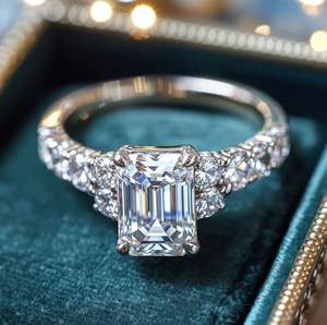 Bague élégante en moissanite taille octogonale émeraude, en argent sterling 925 plaqué or 18 carats, sertie à griffes, pour fiançailles et soirées, bague de luxe - Product Image 1