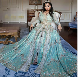 Robe caftan tendance et magnifique pour femmes, tenue de mariage pakistanaise, ornée de perles de verre et de pierres. - Product Image 4