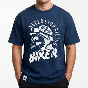เสื้อยืดแขนสั้นสีน้ำเงินกรมท่าสำหรับผู้ชาย ทรงปกติ ผ้าฝ้ายเจอร์ซีย์ 100% พิมพ์ลายหัวกะโหลก คอกลม สไตล์นักขี่มอเตอร์ไซค์ - Product Image 1