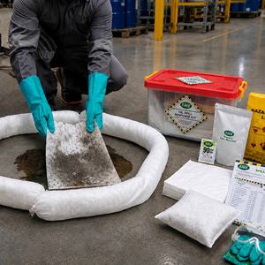 Kit de réponse aux déversements d'hydrocarbures, tampons absorbants de 45 litres, boîte transparente, kit d'urgence, kit de déversement SABER, kit d'hydrocarbures avec couvercle rouge - Product Image 4
