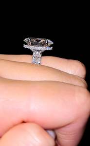 Anillo de Compromiso de Lujo con Moissanita de Corte Ovalado, Halo Oculto y Banda Gruesa de Diamantes Pavé, Oro de 14K/18K, Anillo Nupcial - Product Image 2