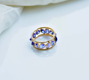 แหวนแทนซาไนต์ธรรมชาติรูปทรงผสมผสานในทองคำแท้ 14K สีเหลือง – แหวนพลอยทรงกรงหลายเหลี่ยมประดับเพชร - Product Image 2
