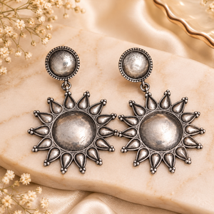 Proveedor al por mayor de pendientes colgantes de perlas de acero inoxidable chapados en plata antigua, regalo moderno para mujer para aniversario - Product Image 1