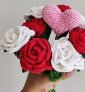 Motifs de roses rouges au crochet faits à la main et respectueux de l'environnement Décoration intérieure élégante et cadeaux romantiques pour Diwali Inspiré par Eternal Bloom - Product Image 1