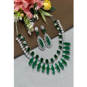 Ensemble collier et boucles d'oreilles élégants en laiton plaqué argent et zircon, design classique, pour femme, cadeau de mariage et tenue de soirée - Product Image 1