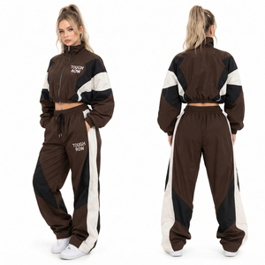 Ensemble veste courte et pantalon ample 100 % nylon pour femme, avec logo brodé, style streetwear, coupe-vent court et pantalon de pluie ample - Product Image 1