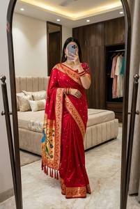 Sari indien ethnique violet en soie Pathani, tissage floral Zari, dentelle contrastante, bordure à franges, tenue traditionnelle en soie Daree pour femmes - Product Image 4