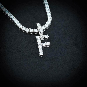 Collier pendentif en moissanite de qualité supérieure pour elle, bijoux au lueur éclatant et au design moderne, disponible au prix d'exportation - Product Image 2