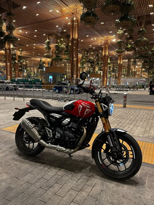 MOTO TRIUMPH "SPEED 400" avec échappement double rouge et noir, finition argentée, avec plaque d'immatriculation 400 - Product Image 1