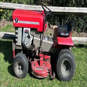 Tondeuse à gazon commerciale Massey Ferguson avec transmission hydrostatique et commandes du conducteur pratiques - Product Image 4