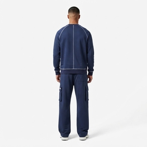 Conjunto Deportivo de Dos Piezas para Hombre, Sudadera Azul Marino con Cuello Redondo y Pantalones Jogger Cargo, Costuras en Contraste, Estilo Casual Urbano - Product Image 2