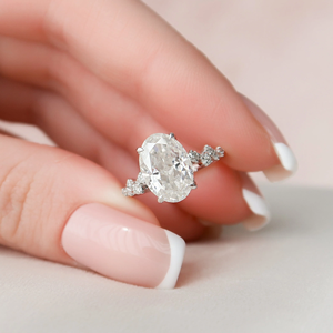Anillo Secret Riches con Diamante de Corte Ovalado, Oro Sólido de 18K, Engaste de Puntas, Joyería Fina Clásica para Mujer - Product Image 1