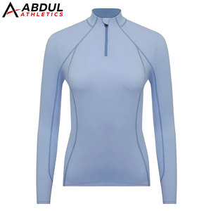 Camiseta interior transpirable para mujer diseñada para deportes y actividades al aire libre con una sensación de ligereza y comodidad. - Product Image 1
