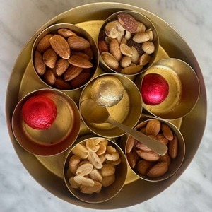 Boîte élégante en métal pour organiser les épices sur le comptoir de cuisine avec des compartiments de rangement pratiques et un design contemporain - Product Image 1