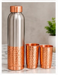 Botella de Agua de Cobre Negra con Patrón Geométrico y Dos Vasos Aislados, Juego de Bebidas Moderno, Ecológico y de Viaje - Product Image 3
