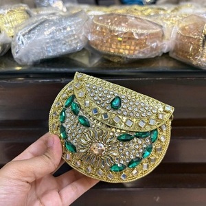 คลัทช์สำหรับเจ้าสาว Kundan ชุบทองทองเหลืองสีแดงแบบดั้งเดิมพร้อมงานกระจกและประดับพลอยเทียมโดยของนานาชาติ - Product Image 5