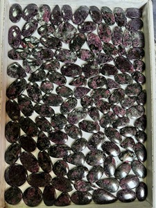 Lot en gros de cabochons en eudialyte naturelle, motif rouge profond et noir, pierres précieuses en vrac pour la fabrication de bijoux, fournisseur en gros pour fabricants - Product Image 4