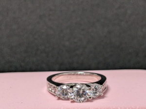 Bague de fiançailles Lurba Jewels en moissanite taillée à trois pierres, or blanc massif 14 carats, sertie en canal, avec pierres latérales certifiées taille princesse - Product Image 6