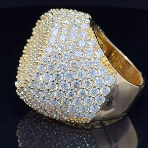 Anillo de cóctel de lujo para mujer, chapado en oro amarillo, con diamantes de talla brillante redonda y engaste pavé, joyería llamativa para fiestas. - Product Image 1