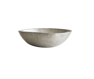 Bol de service artisanal en aluminium avec surface texturée raffinée pour une présentation alimentaire élégante - Product Image 1