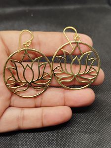 Pendientes de latón más vendidos del fabricante: Pendientes de latón estilo punk con motivos florales y anillos grandes - Product Image 4