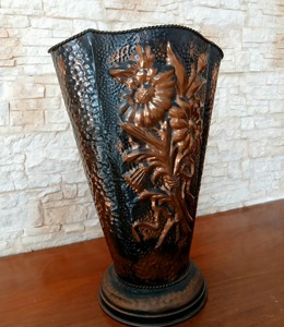 Soporte para Paraguas de Metal Oscuro con Diseño Floral Grabado, Ideal para Decoración de Entrada de Lujo, Agrega un Toque Real y Artístico - Product Image 6