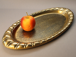 Plateau de service ovale vintage en laiton massif 17,7 pouces, plateau en métal doré martelé, plateau décoratif de style mid-century pour table basse de luxe - Product Image 1