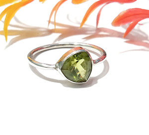 Bague en pierre précieuse de péridot vert naturel taillée en triangle, bague en argent sterling 925 massif, un bijou élégant pour un cadeau. - Product Image 4