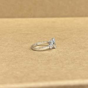 แหวนเพชรทรงลูกแพร์ทองคำขาว 18KT คลาสสิก เพชรเลี้ยงในห้องปฏิบัติการ LGD 1.50 กะรัต ดีไซน์เครื่องประดับหมั้นสมัยใหม่ - Product Image 6