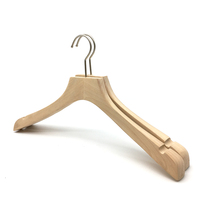 Percha de Madera Minimalista para Mujer, Gancho de Acero Inoxidable, Diseño Moderno, Alta Calidad, Duradera, Logotipo Personalizado para Uso en Tiendas de Ropa