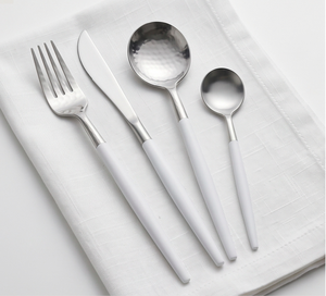 Juego de cubiertos minimalista de acero inoxidable con mangos de plástico blanco, apto para lavavajillas, para bodas y vajilla de mesa. - Product Image 1