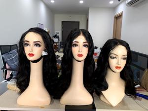 Pelucas de Moda Color Natural Fibra Larga Rubia con Ondas Grandes en Gris Claro para Mujer Extensiones de Cabello Envío a EE. UU. - Product Image 2