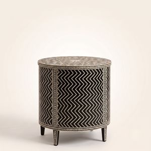 Table de chevet au design unique en os incrusté, motif chevron, en os incrusté noir, meuble moderne. - Product Image 2