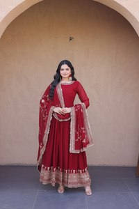 Vestido largo de lentejuelas y bordados de imitación con encaje de diseñador, manga larga, estilo tradicional para celebraciones de mujer. - Product Image 4