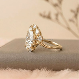 Anillo de Diamantes con Corte de Pera y Piedras Laterales en Oro Amarillo, Elegante Anillo de Compromiso y Boda para Mujer, Diamante de Laboratorio de Lujo - Product Image 2
