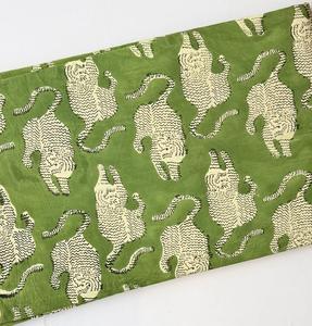 Tela 100% algodón verde con estampado a mano, diseño de tigre de Jaipur, material textil de algodón estampado para camisas y vestidos - Product Image 3