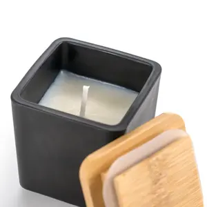 Bougie d'aromathérapie en cire de soja au design minimaliste, dans un bocal carré en verre avec couvercle en bambou, aux senteurs de mousse de chêne et d'ambre - Product Image 4