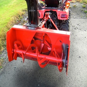 Mini tracteur Kubota puissant B700 avec souffleuse à neige, moteur diesel 4x4, taille compacte pour usage agricole - Product Image 5