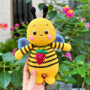 Poupée abeille au crochet faite à la main, jouet en peluche amigurumi, abeille tricotée mignonne, peluche personnalisée OEM, vente en gros, produit vietnamien - Product Image 6