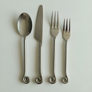 Cubiertos de Acero Inoxidable de Alta Calidad Hechos a Mano con Borde Ondulado, Tenedor, Cuchillo y Cuchara para Postre y Fruta, Juego de Cubiertos Promocionales para Regalo - Product Image 3