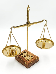 Balance artisanale vintage en laiton avec base en bois, machine à peser d'apothicaire antique, pièce décorative Tarazu - Product Image 1