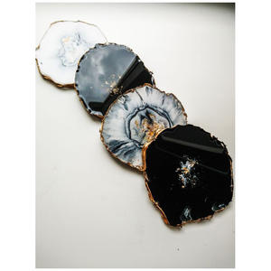 Ensemble de sous-verres en agate naturelle de style géode de luxe avec bordure dorée, plateau réutilisable pour bar et table basse - Product Image 4